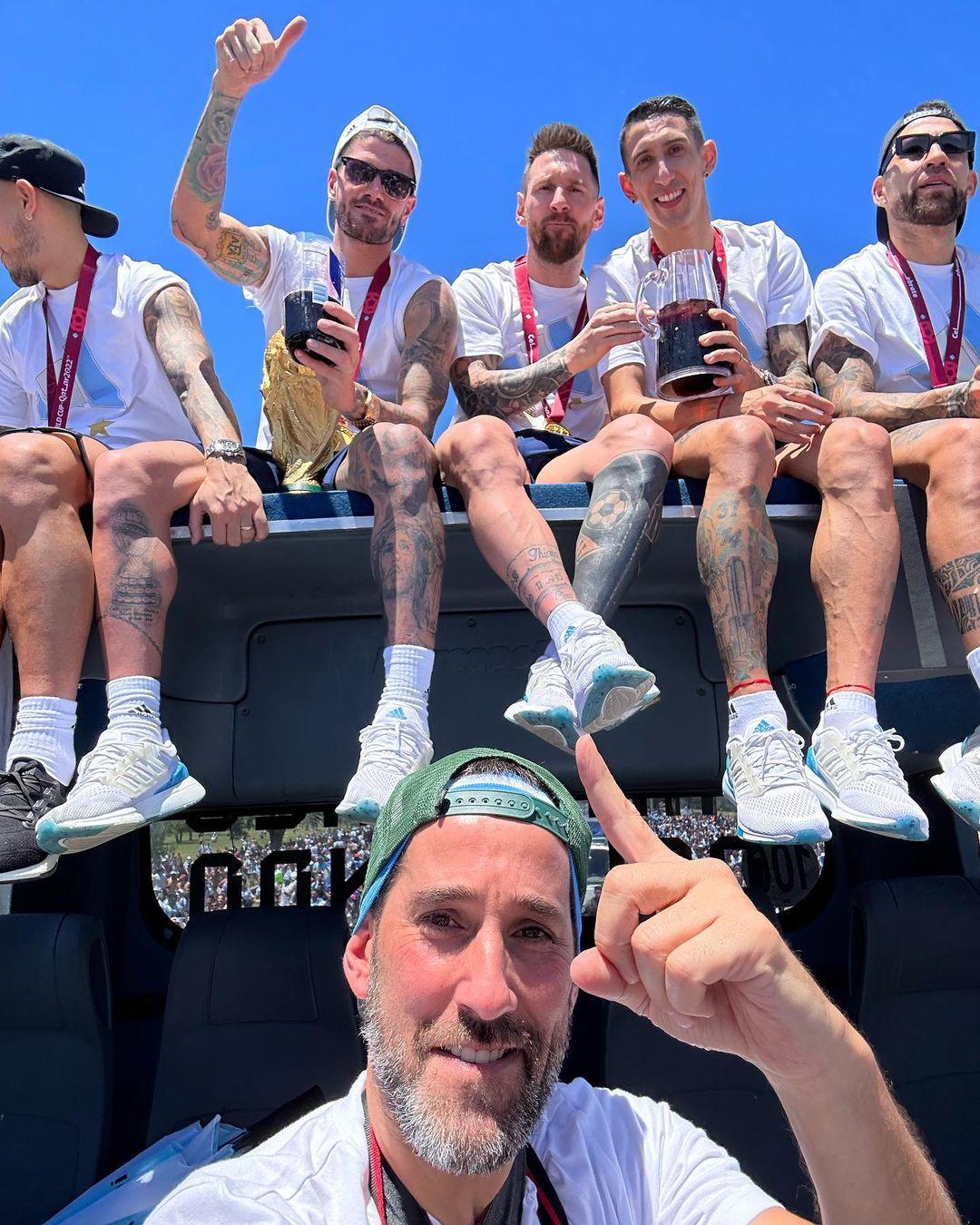 Cinco millones en la caravana de Argentina: Messi bebiendo alcohol, polémica foto de Otamendi y propuestas indecentes