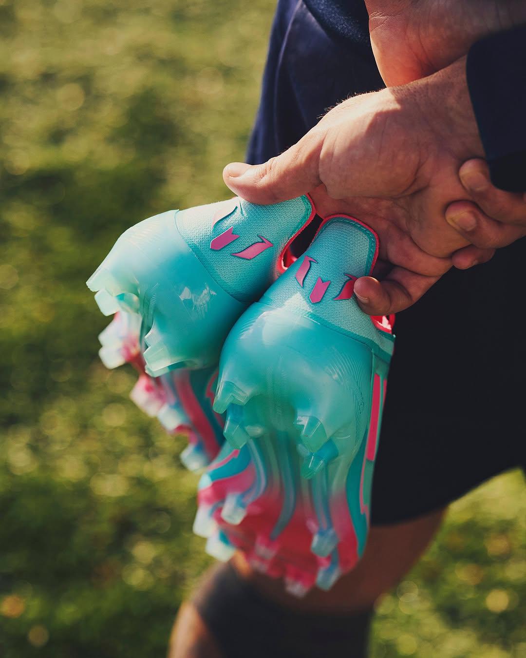 Messi presentó sus nuevos botines y los únicos 10 jugadores que podrán usarlos: ¡uno del Barcelona!