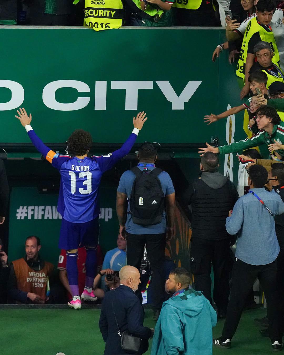 El último baile de Ochoa con México, la fiesta y ácida reacción de Faitelson