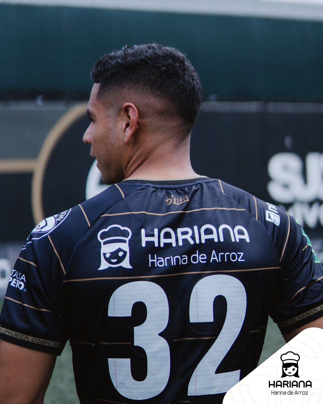 La mirada enamorada de su esposa y el tierno mensaje de su madre: así fue el primer entrenamiento de Carlos Pineda en el Sporting