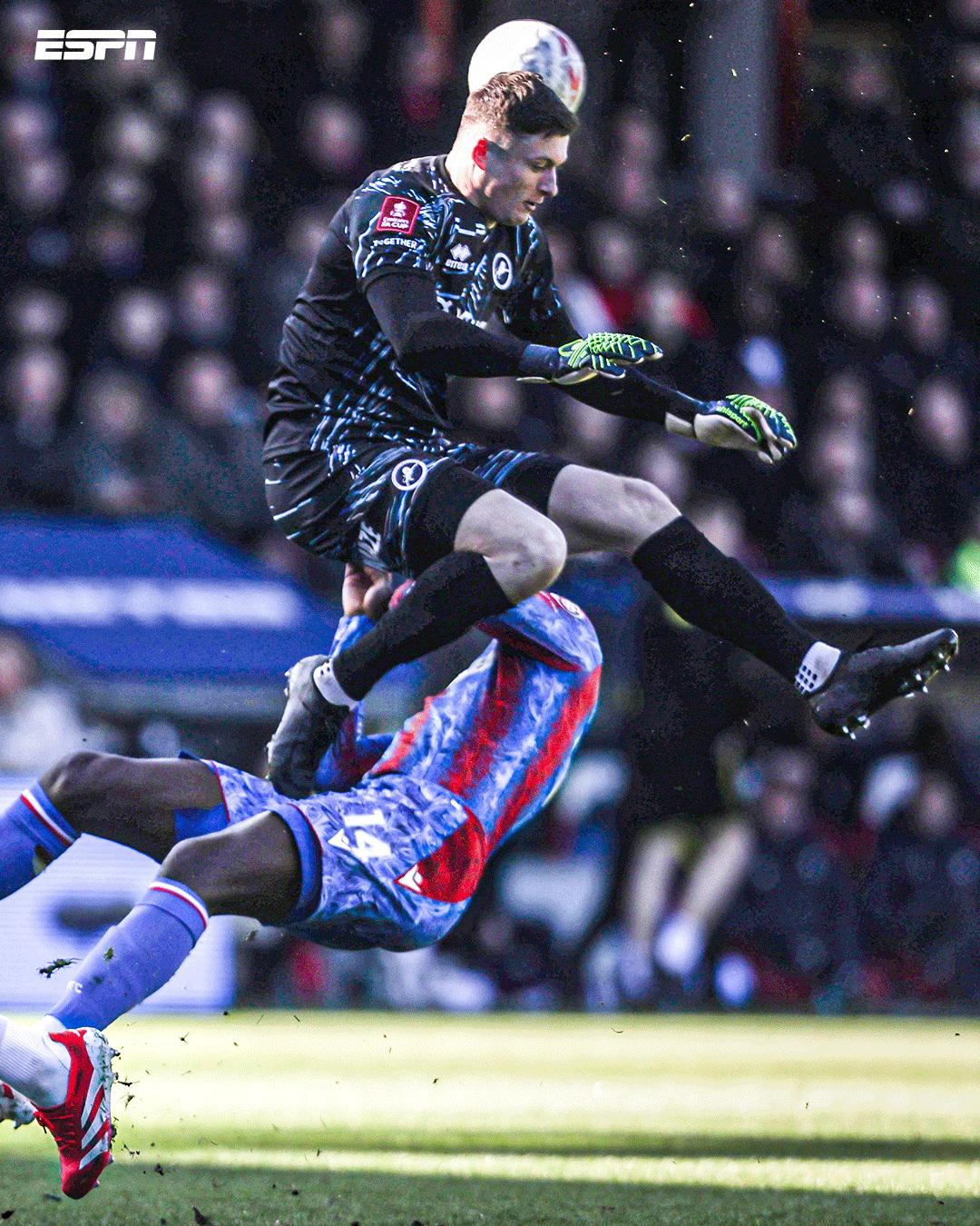 “Déjenlo morir”: sufrió una patada de lucha libre en plena FA Cup, este es su estado de salud y los horribles cantos