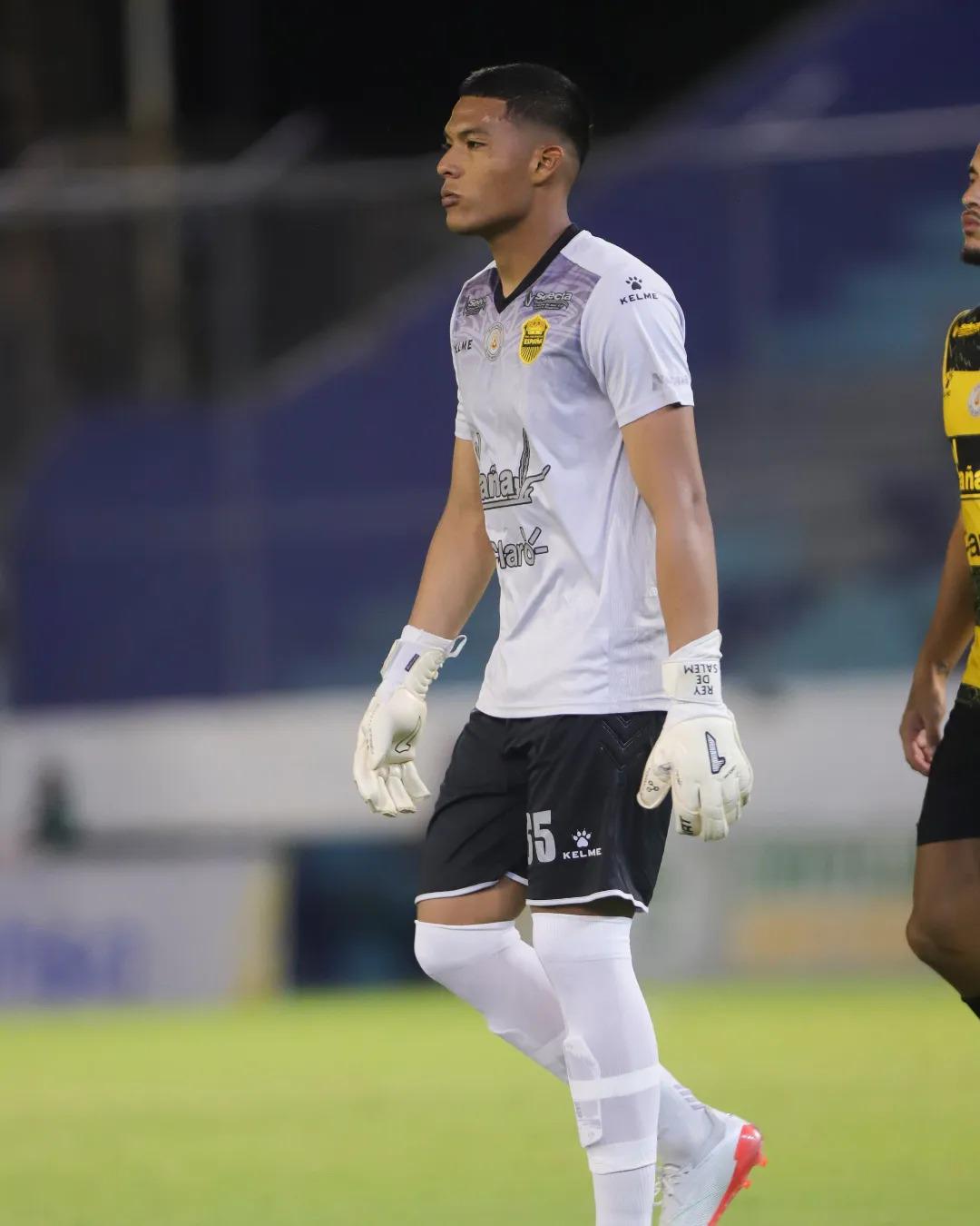 Trabajó de albañil, su primer sueldo y cuándo decidió ser portero: Así es la vida de Onán Rodríguez, nuevo fichaje del Olimpia