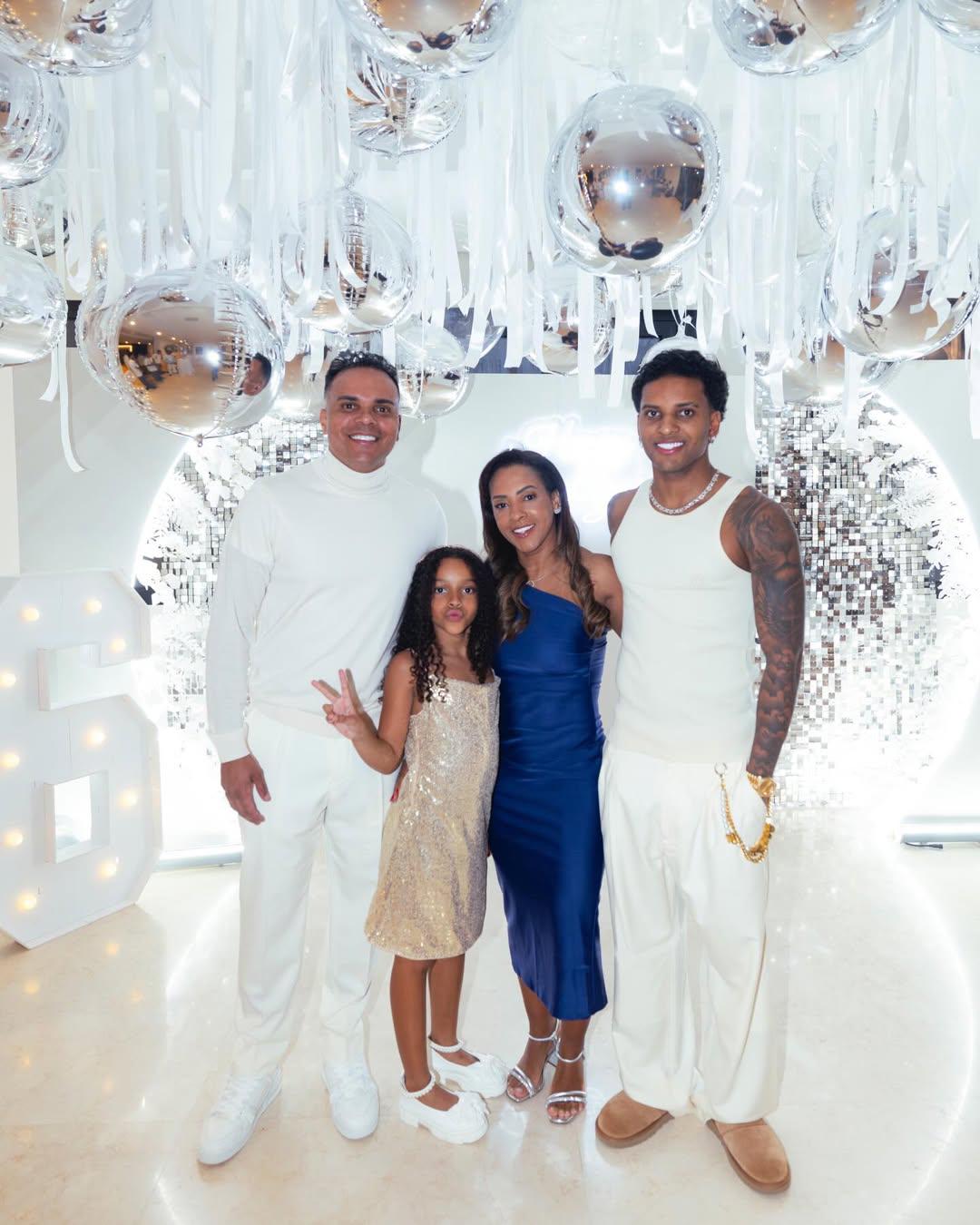 Vinicius con su hermosa novia: así recibieron el 2026 los cracks y Dembélé presume sus títulos