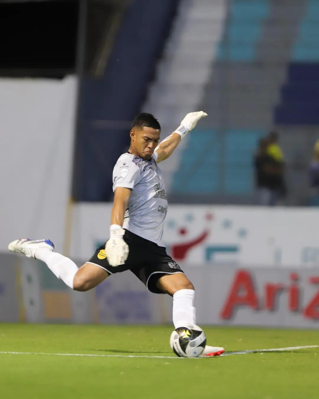 Trabajó de albañil, su primer sueldo y cuándo decidió ser portero: Así es la vida de Onán Rodríguez, nuevo fichaje del Olimpia