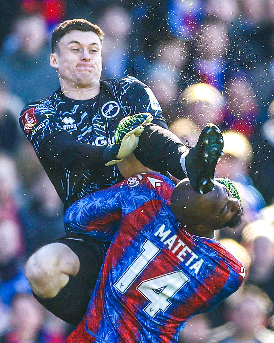 “Déjenlo morir”: sufrió una patada de lucha libre en plena FA Cup, este es su estado de salud y los horribles cantos