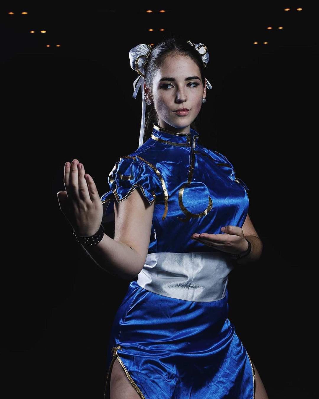 Conoce a la artista marcial y cosplayer española que cautiva con su talento y su gran condición física