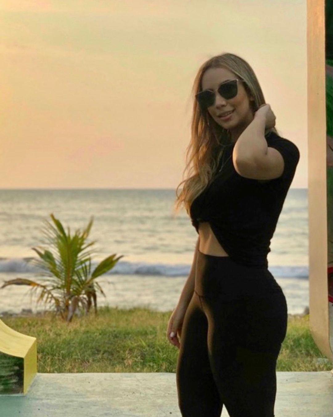 Así es Dora, la guapa licenciada que también es motivo del gran presente de Devron García, figura de Real España