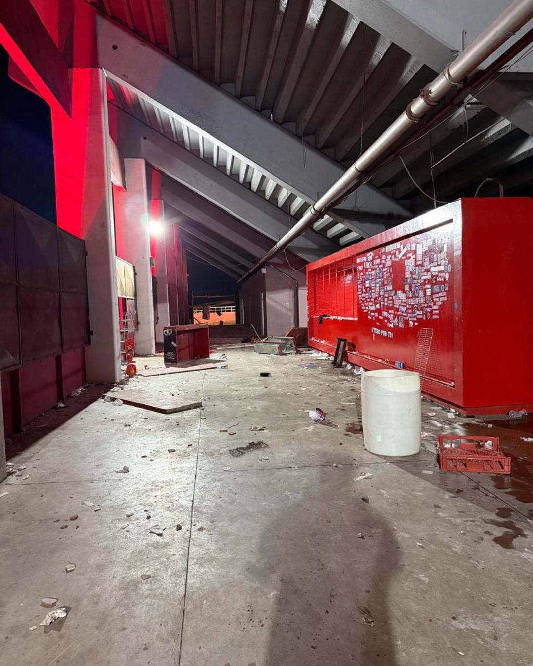 Terror en Argentina: graves heridos tras violentos ataques en el Independiente-U de Chile; aficionado saltó al vacío