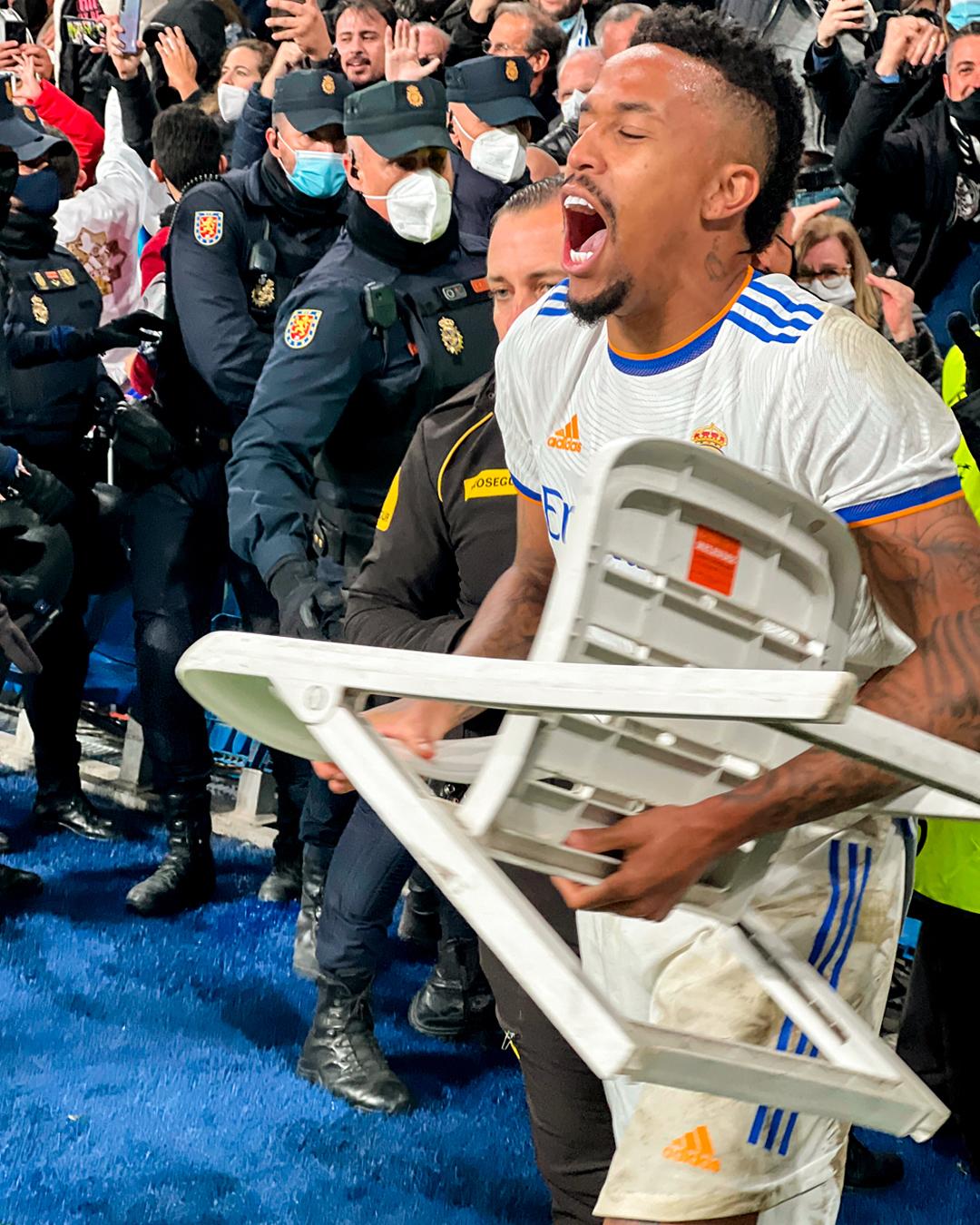 No se vio en TV: Alaba y su indirecta al PSG, el festejo en camerinos y crack celebró en las afueras del Bernabéu