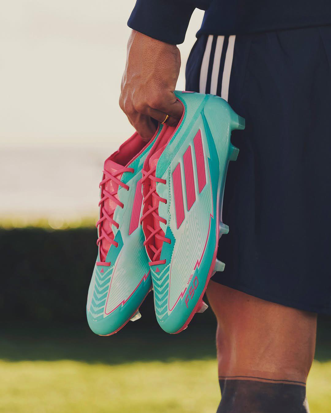 Messi presentó sus nuevos botines y los únicos 10 jugadores que podrán usarlos: ¡uno del Barcelona!