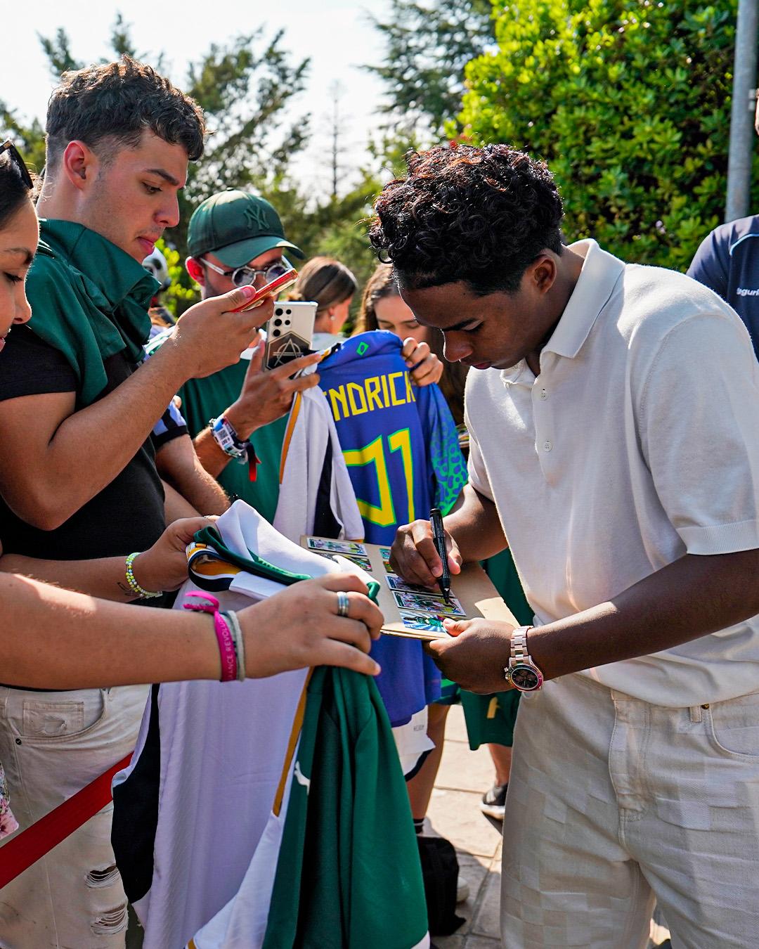La emotiva presentación de Endrick en Real Madrid: la razón de sus lágrimas y así fue captada su hermosa novia