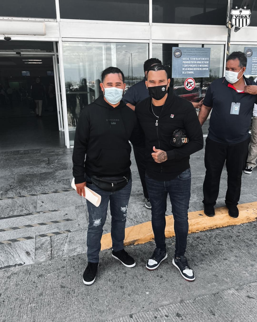 Así ha sido el primer día del mexicano ‘Gullit’ Peña en Honduras: ya se puso la roja del Vida, el dorsal que lucirá y su promesa