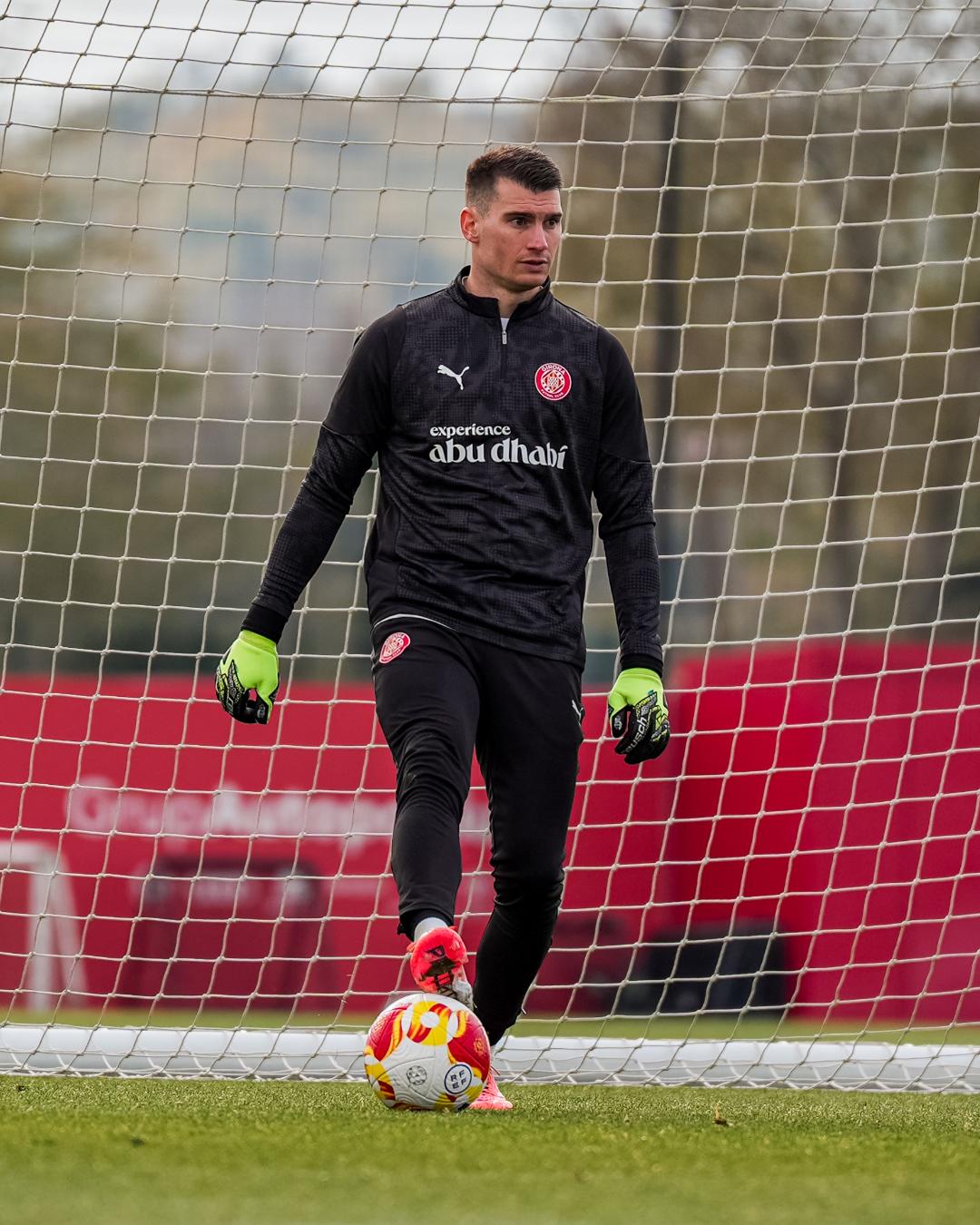 Se va del Madrid si continúa Arbeloa y la mujer de Lewandowski desliza su futuro; Guardiola vende a su atacante noruego