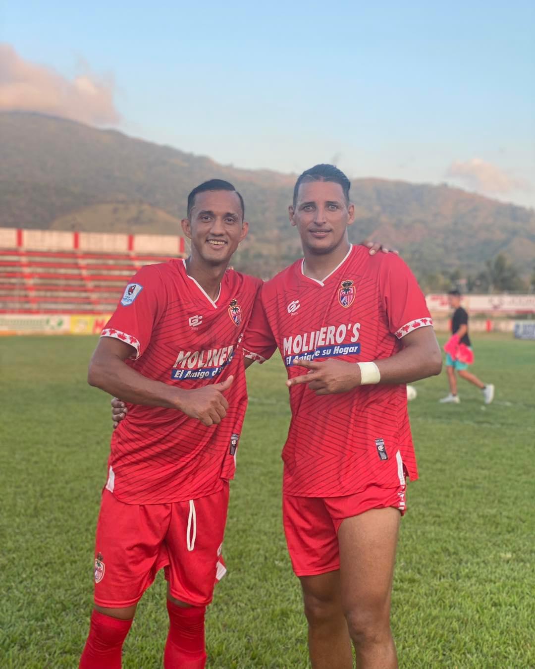 César Oseguera posando con el delantero Diego Reyes en el estadio Francisco Martínez Durón.