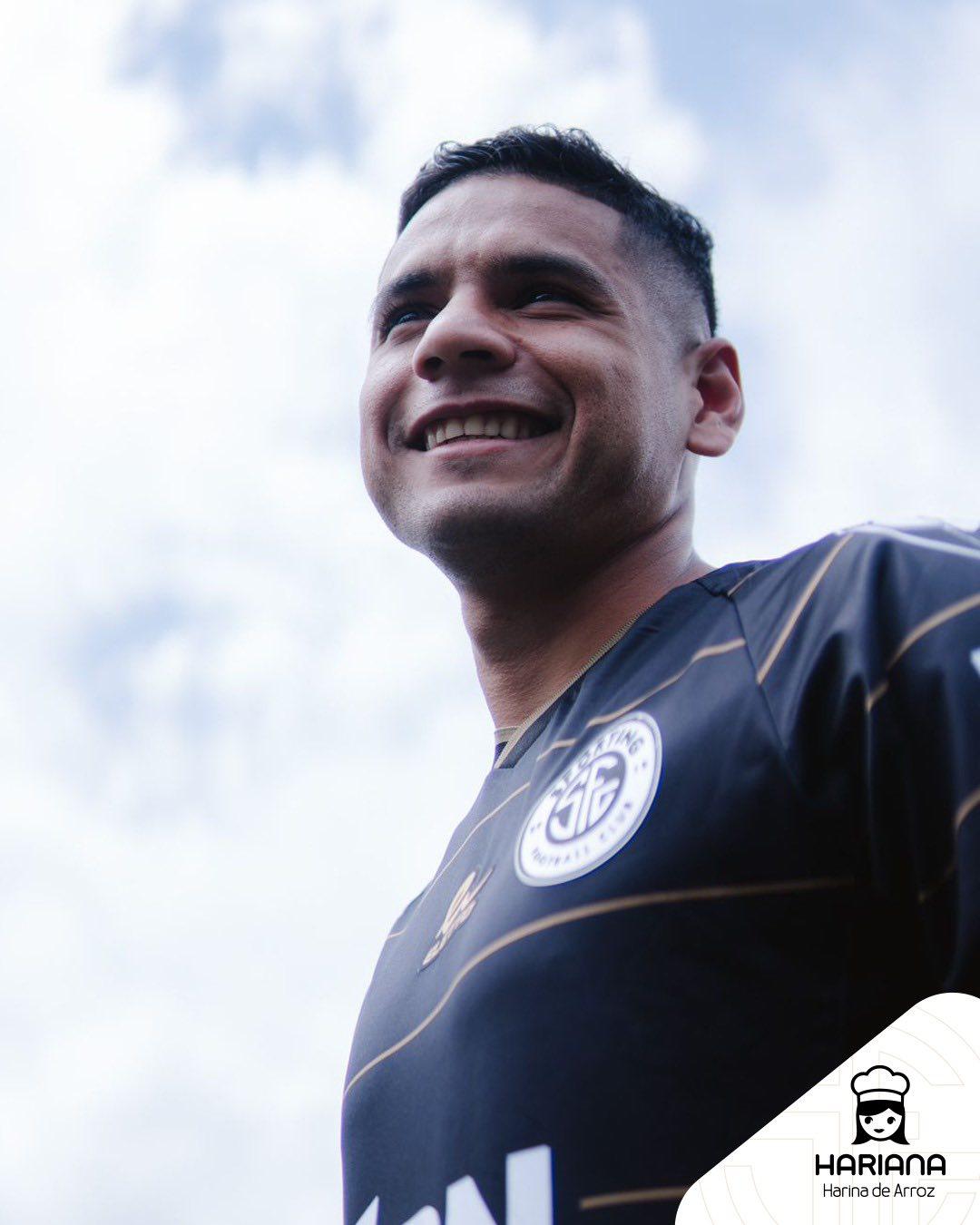 La mirada enamorada de su esposa y el tierno mensaje de su madre: así fue el primer entrenamiento de Carlos Pineda en el Sporting