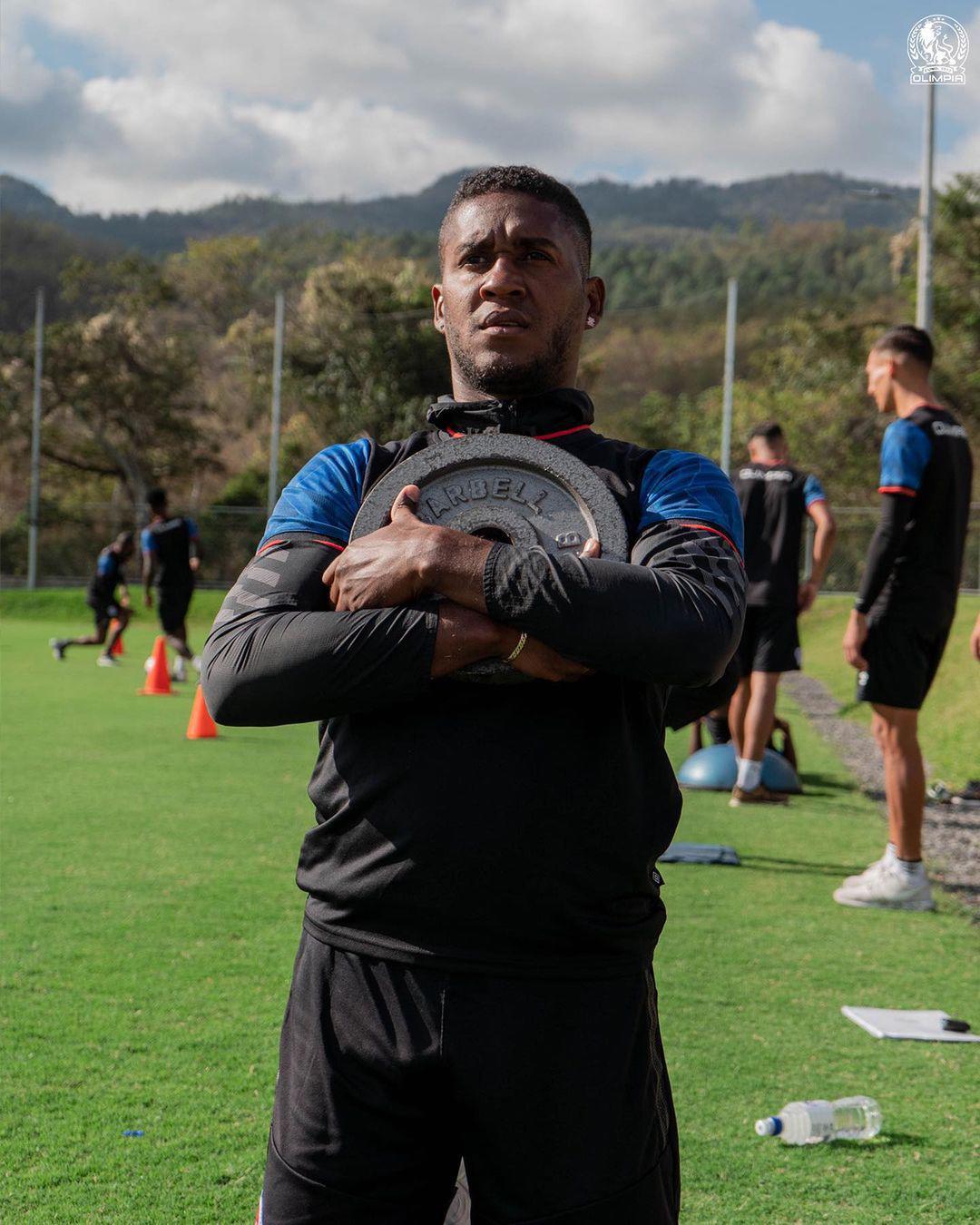 Las visitas especiales de excracks hondureños y Lavallén se pule para debutar: el entreno del Olimpia previo a la fecha 3