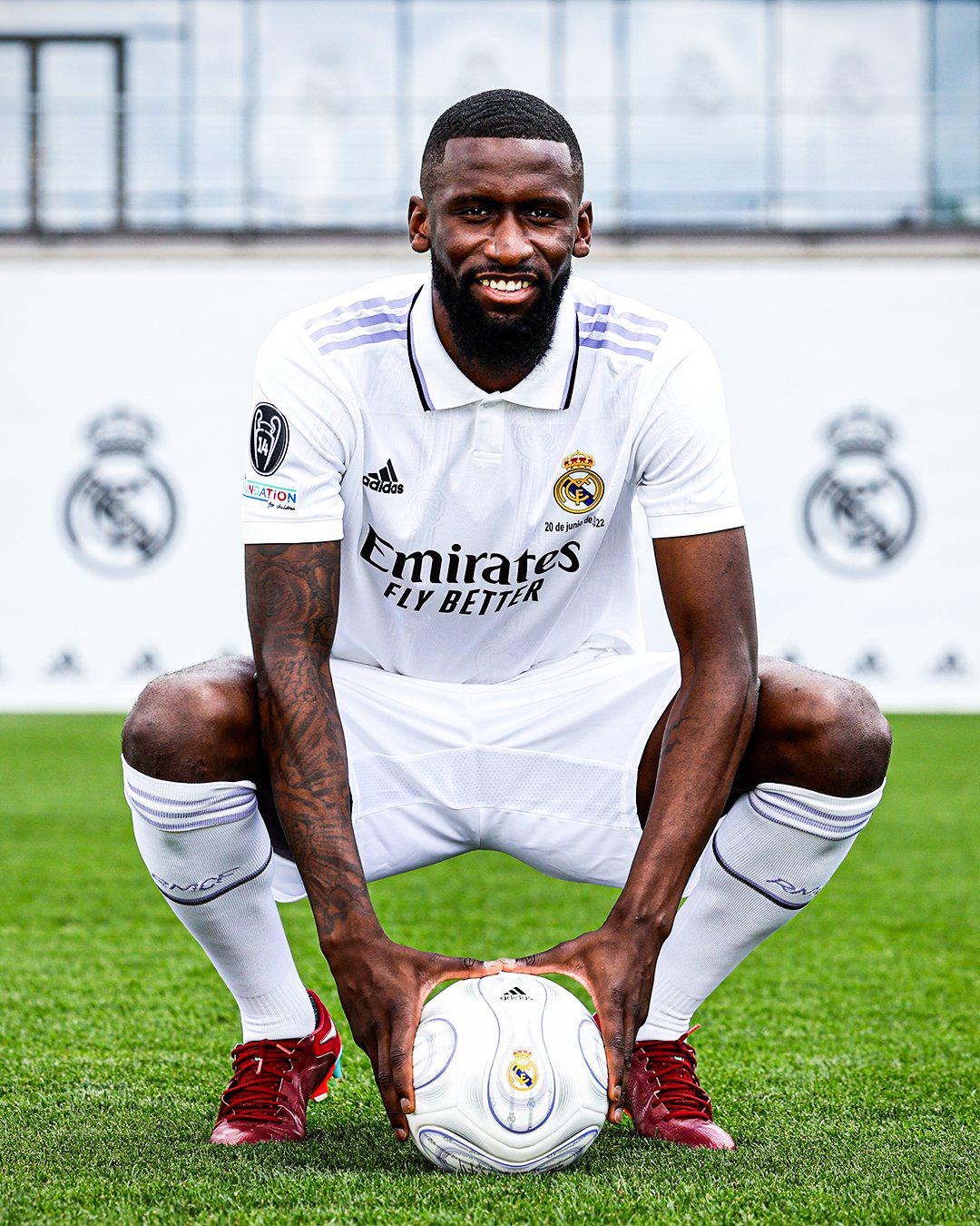 Así fue la presentación de Rüdiger: el detalle con el que se ganó al madridismo, descarta  histórico dorsal y lució la bandera de Sierra Leona