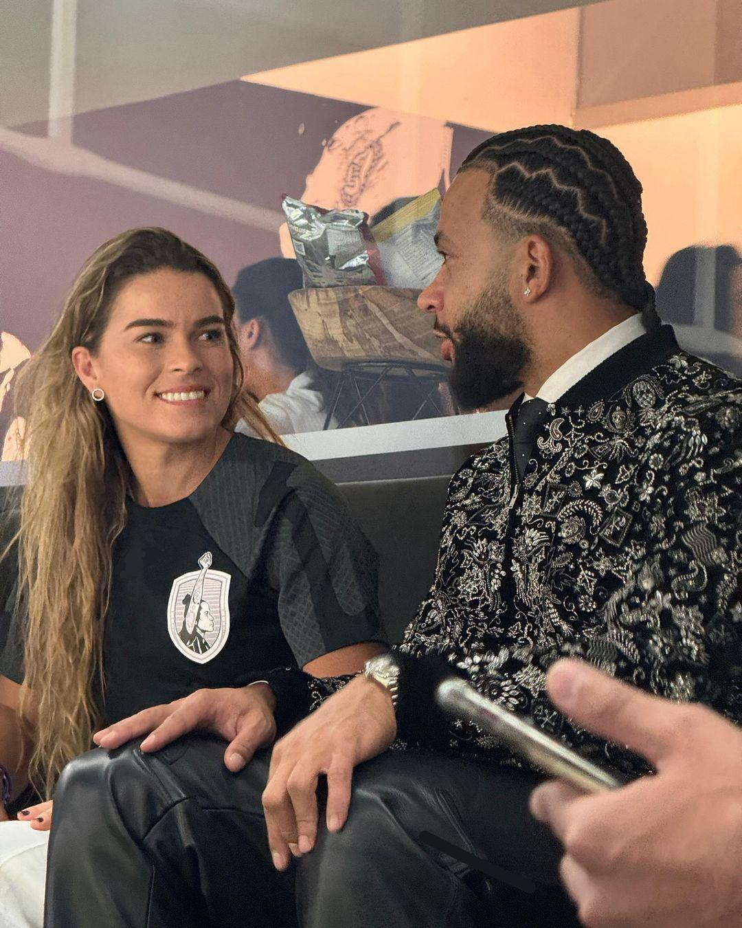 Llegó en helicóptero, su dorsal y locura de los hinchas: Así fue la presentación de Memphis Depay con el Corinthians de Brasil