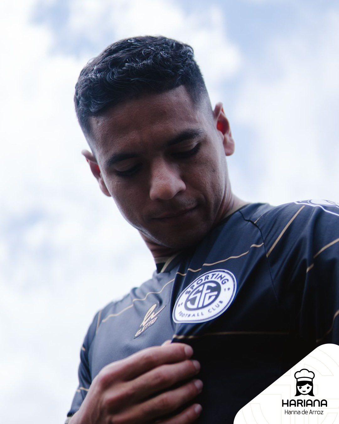 La mirada enamorada de su esposa y el tierno mensaje de su madre: así fue el primer entrenamiento de Carlos Pineda en el Sporting