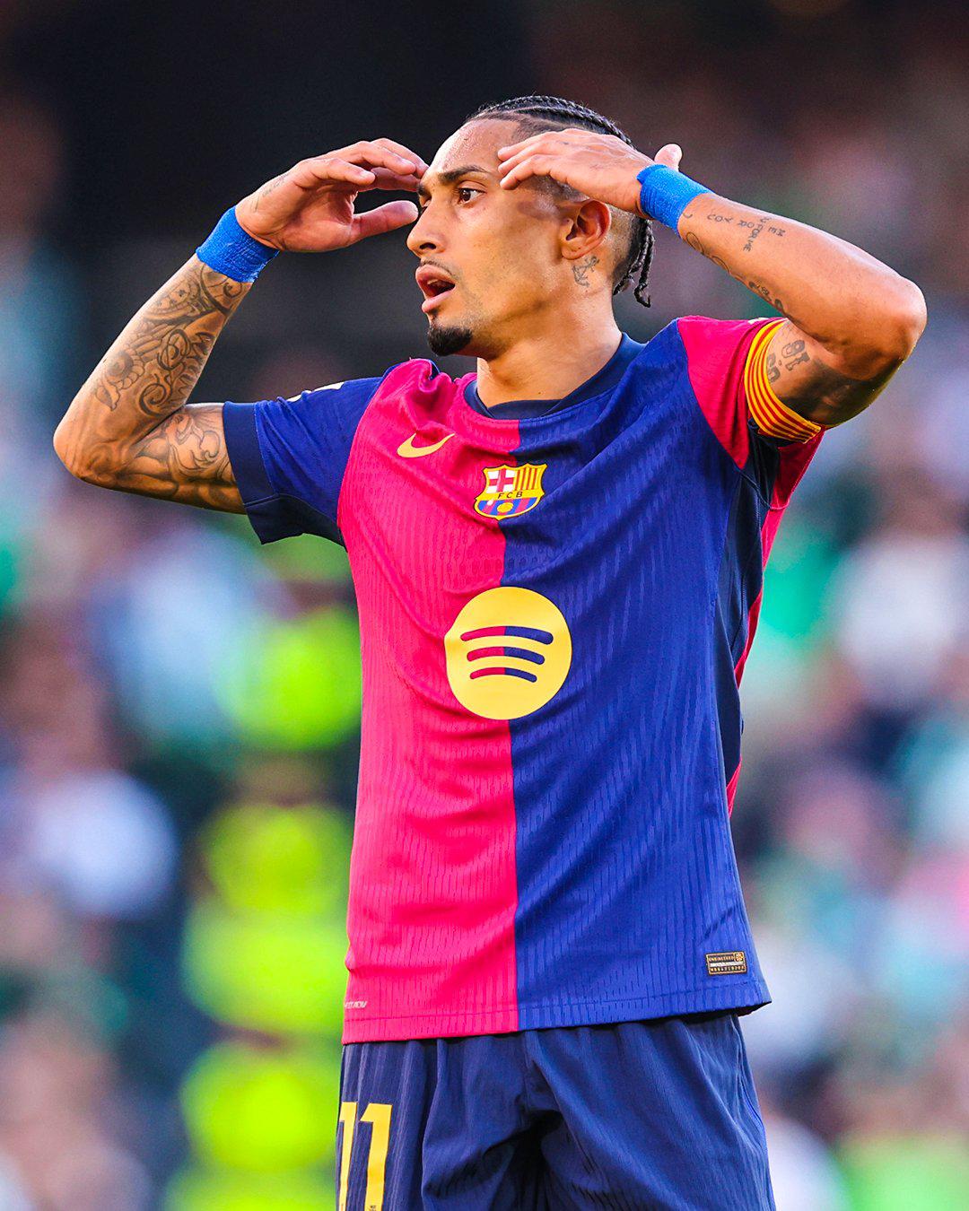 La roja que vio Flick y el jugador que perdió un diente en el Betis-Barcelona: “No le salía sangre y lo ha tirado”