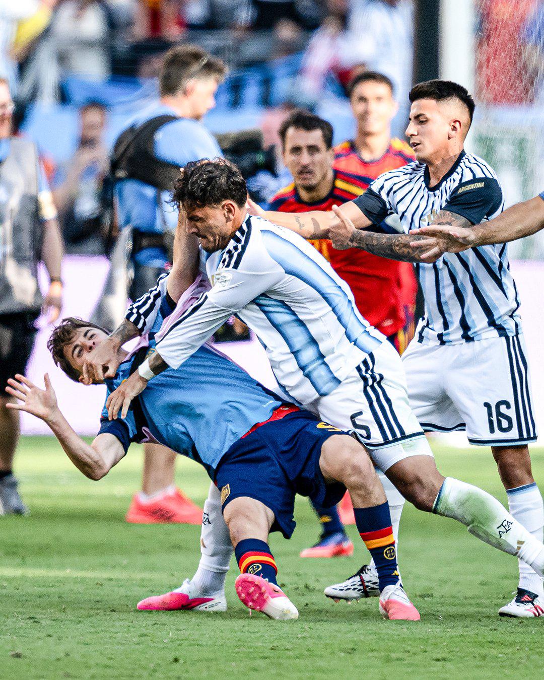 FIFA destroza a Argentina: el histórico castigo a Paredes y Gavi no se salvó