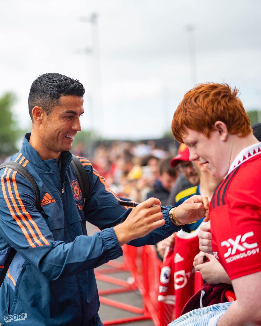 Tuvo un tremendo gesto: Así fue el regreso de Cristiano Ronaldo con el Manchester United ¿Se queda?