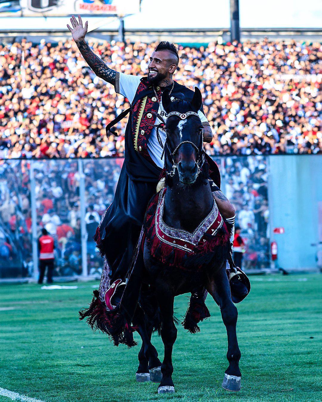 Arturo Vidal regresó a Colo Colo y así fue su épica presentación: llegó en helicóptero y luego montando un caballo como rey