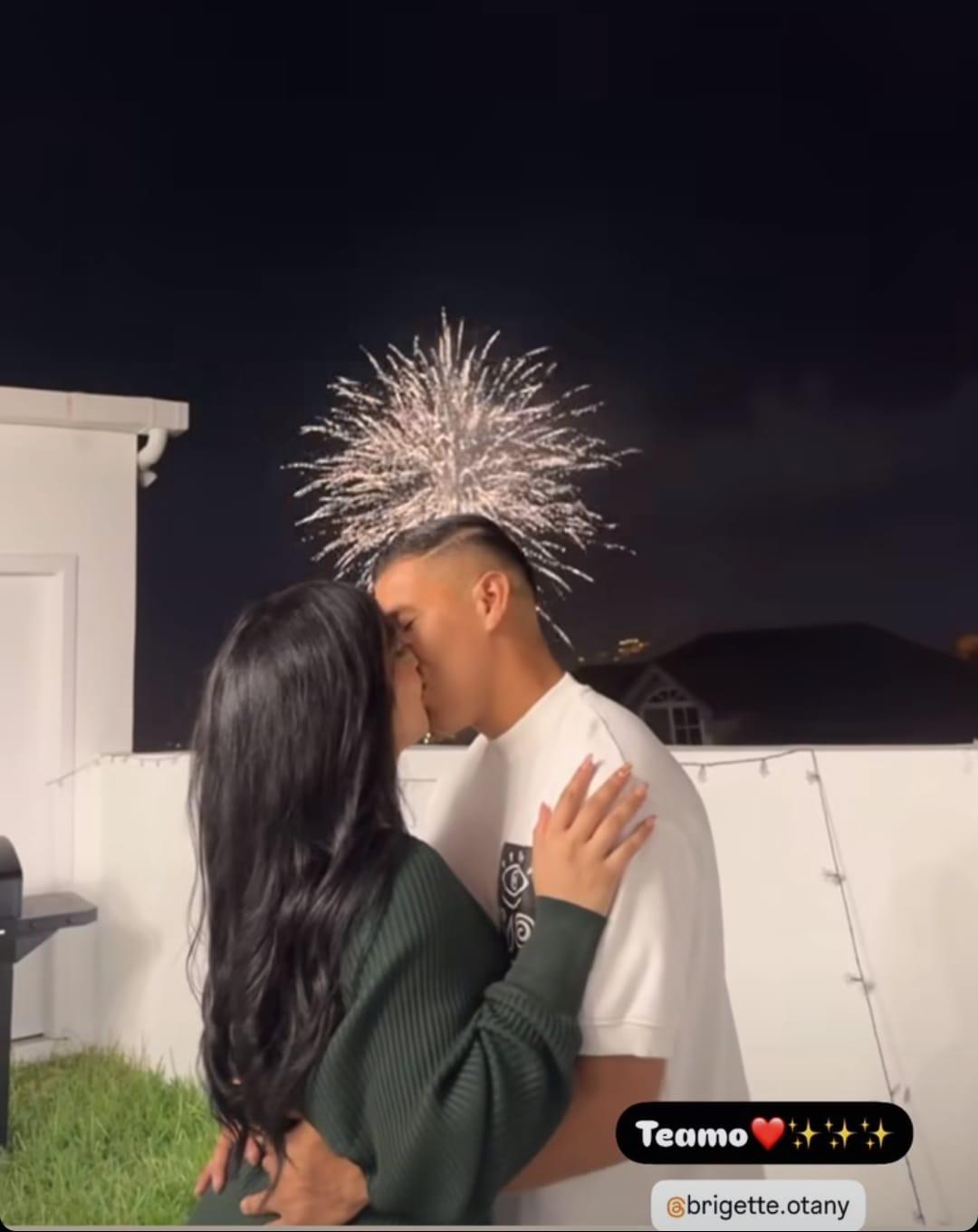 ¡Con tremendo beso y románticos! Así recibieron la llegada del año nuevo los jugadores hondureños