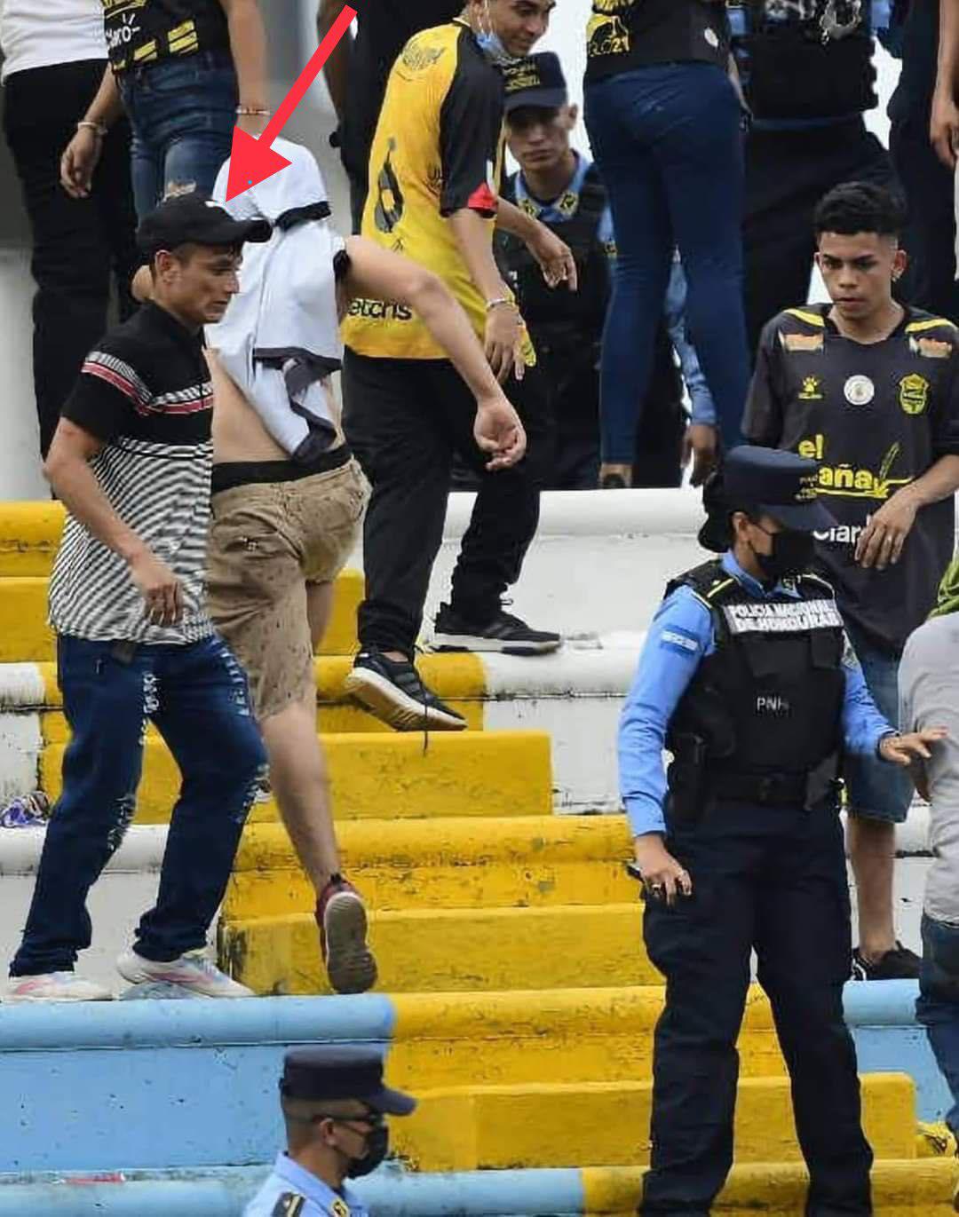 Matan a disparos a aficionado que golpeó a policía en el estadio Olímpico en la final Real España vs Motagua
