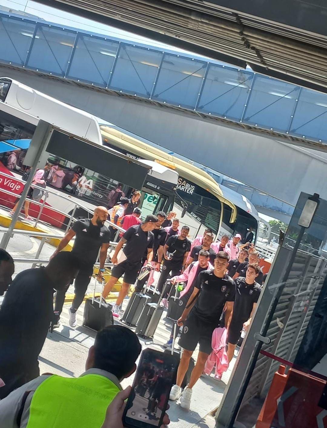 “Sin ayuditas Messi”: Así recibieron al crack del Inter Miami en México; un niño sorprendió con su pancarta