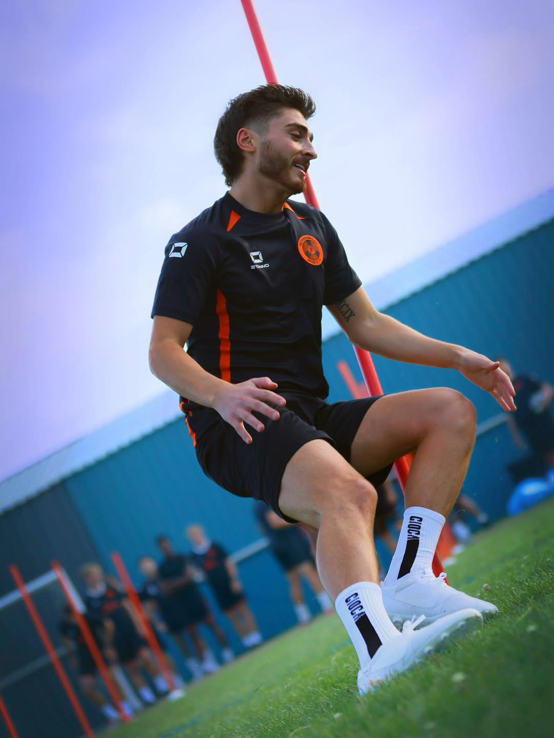 Futbolista rompe silencio y revela que fue despedido de su equipo por salir del clóset: Mi propio club era homófobo