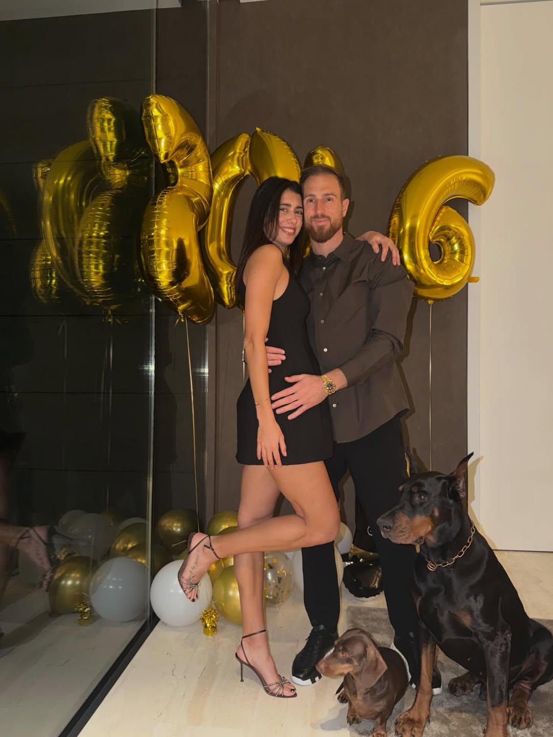 Vinicius con su hermosa novia: así recibieron el 2026 los cracks y Dembélé presume sus títulos