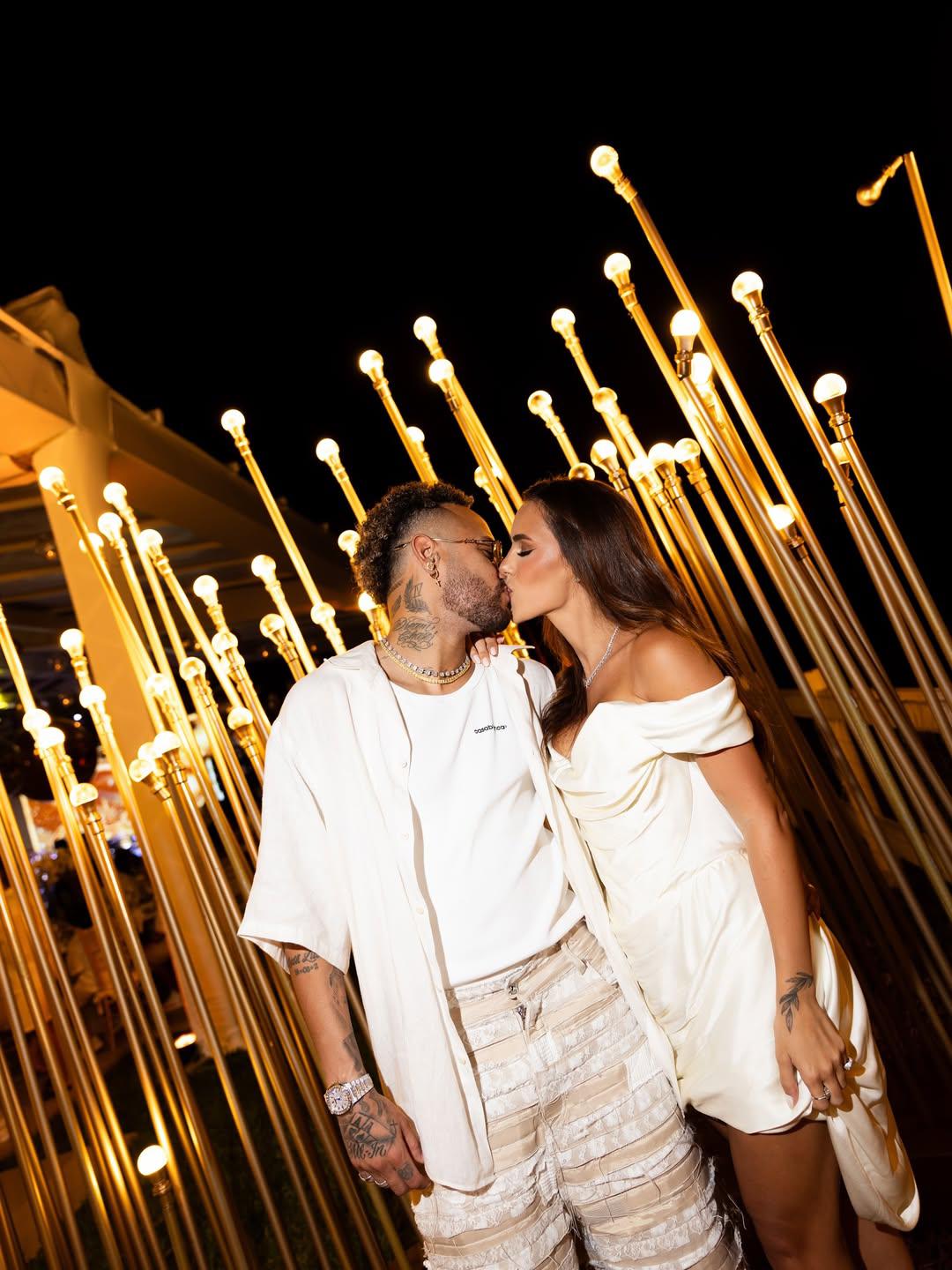 Vinicius con su hermosa novia: así recibieron el 2026 los cracks y Dembélé presume sus títulos