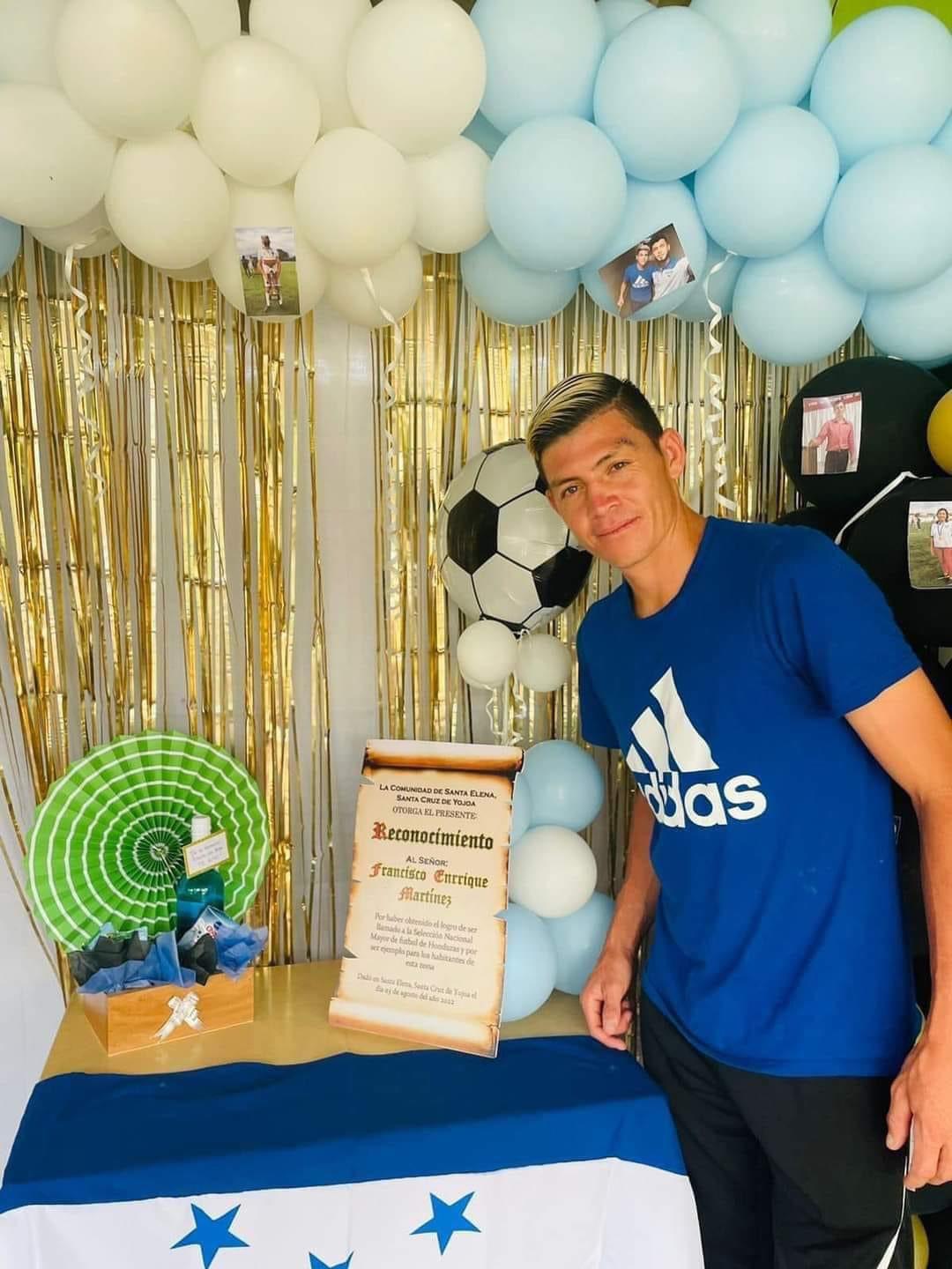 Con machete en mano y cultivando piña: Así es la vida fuera de las canchas de Francisco Martínez y su hermano árbitro