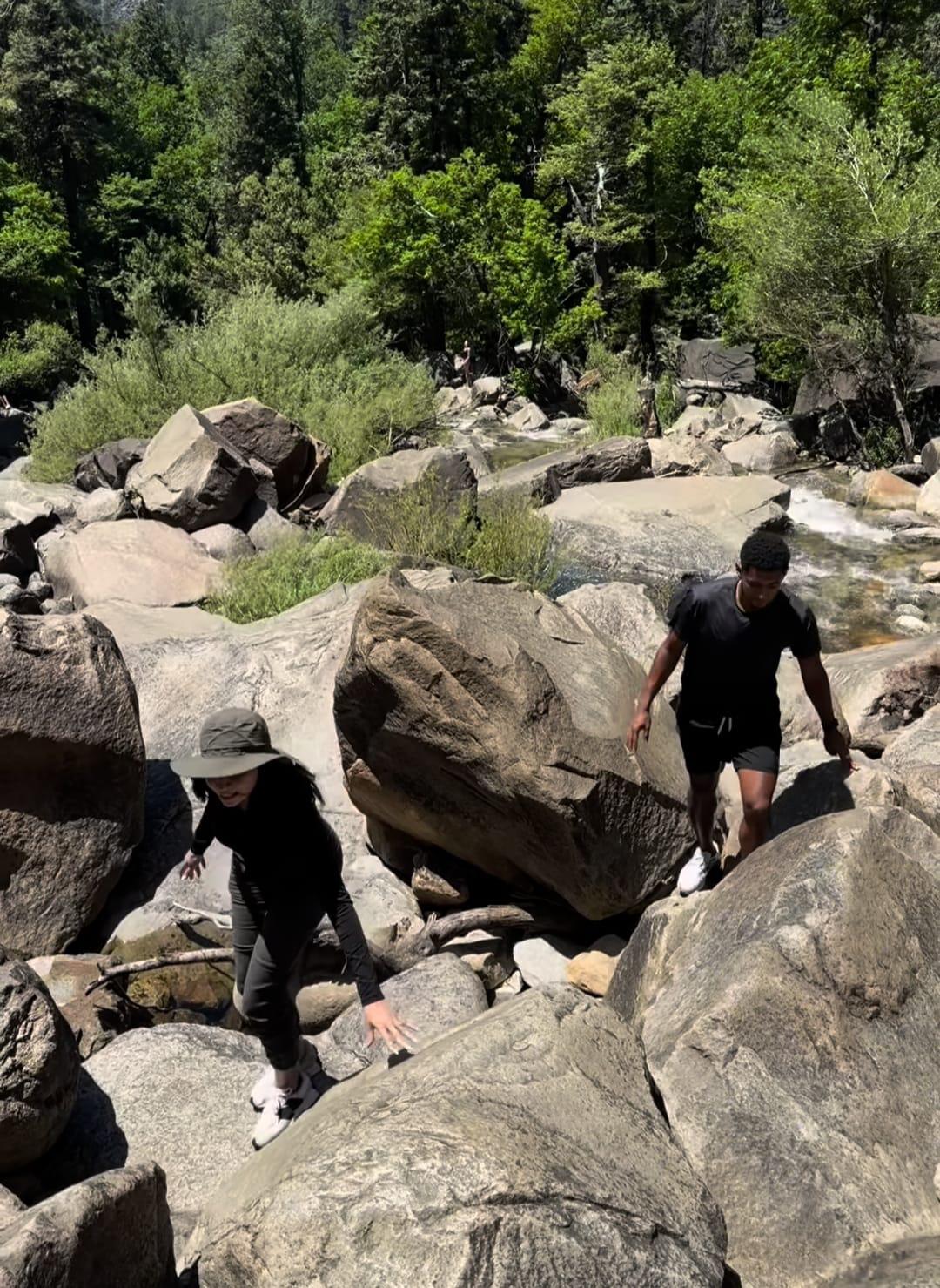 Choco Lozano se divierte con su bella pareja: Así son las vacaciones del hondureño previo a definir su futuro