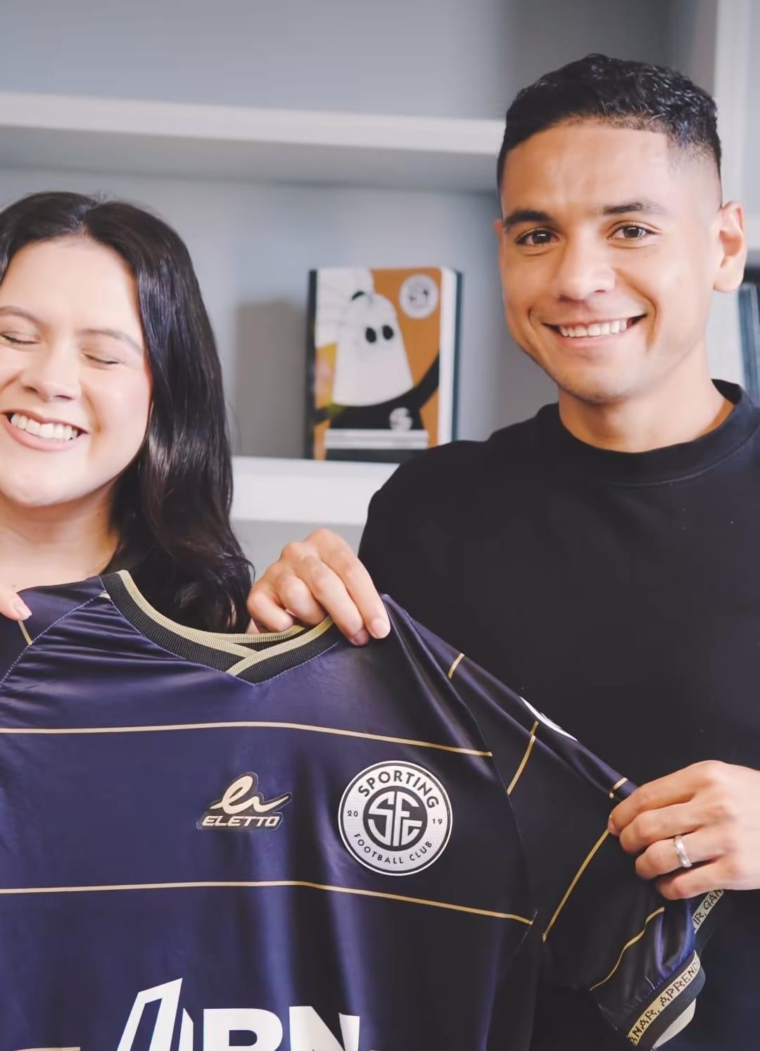 La mirada enamorada de su esposa y el tierno mensaje de su madre: así fue el primer entrenamiento de Carlos Pineda en el Sporting