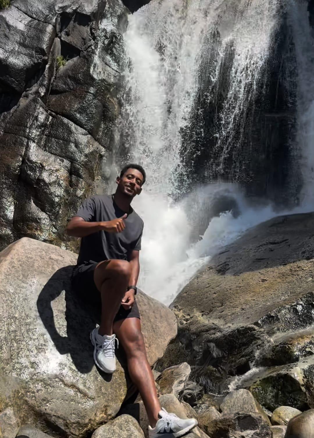 Choco Lozano se divierte con su bella pareja: Así son las vacaciones del hondureño previo a definir su futuro