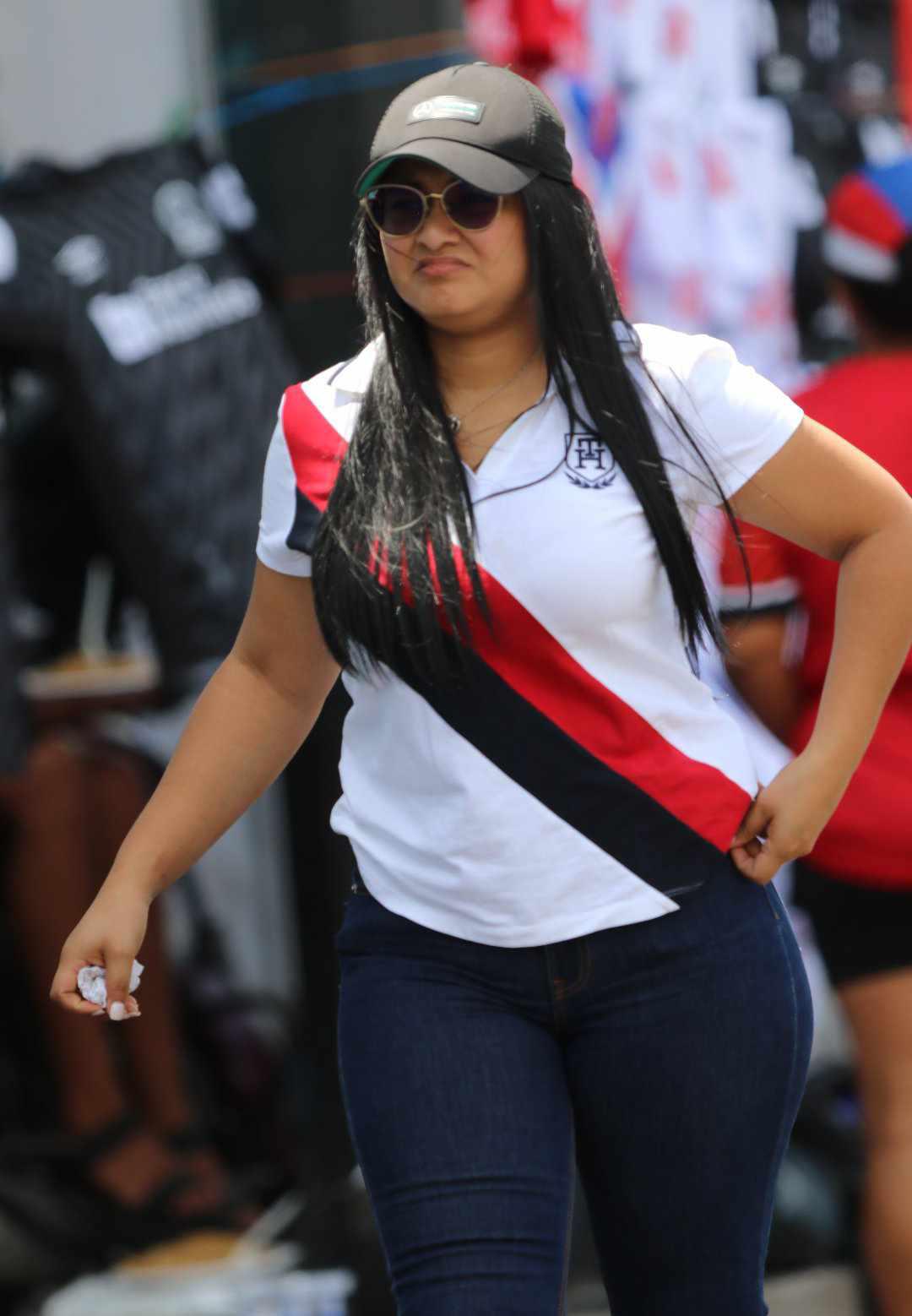 ¿Quién es la aficionada de la Máquina que se roba las miradas? Bellezas adornan la final entre Olimpia y Real España