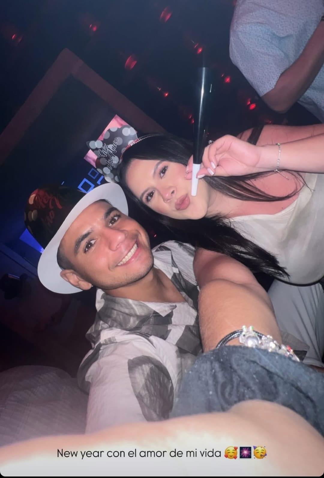 ¡Con tremendo beso y románticos! Así recibieron la llegada del año nuevo los jugadores hondureños