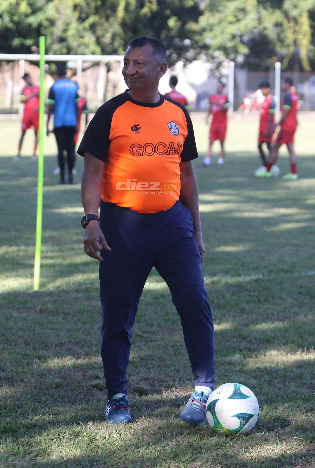 La pelotita pegada a la zurda del técnico olancho José Humbero Rivera. FOTO: Alex Pérez