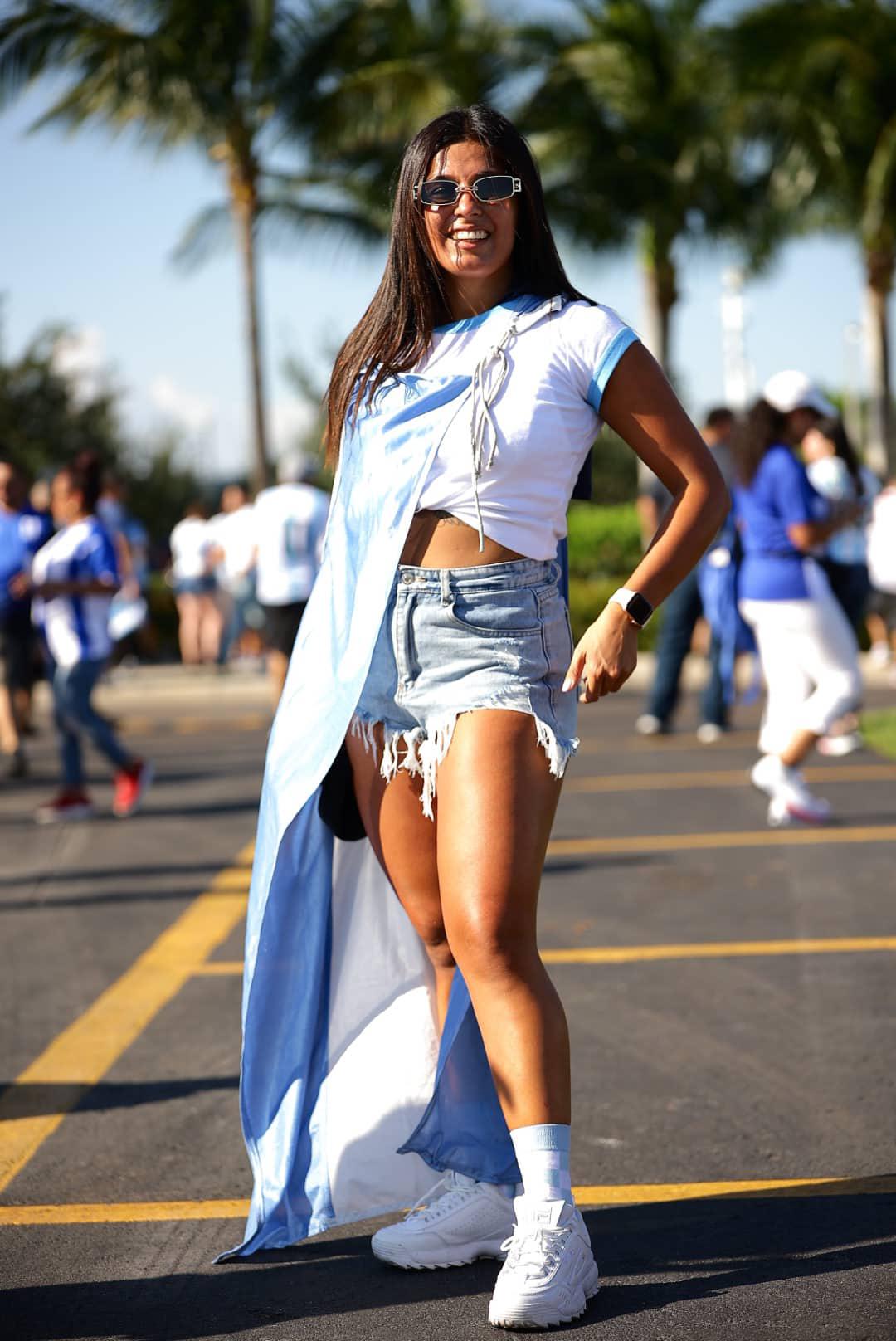 ¡Un espectáculo! La deslumbrante pasarela en el Argentina-Honduras: derroche de belleza en el Hard Rock de Miami