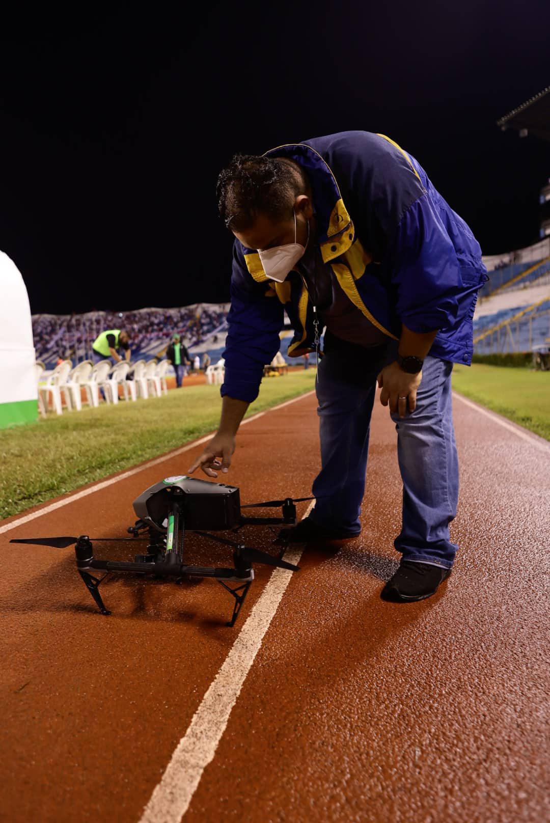 Lo que pasó durante el apagón en el Olímpico, el viral gesto de un jugador lesionado y su esposa y el momentazo entre Troglio-Keosseián