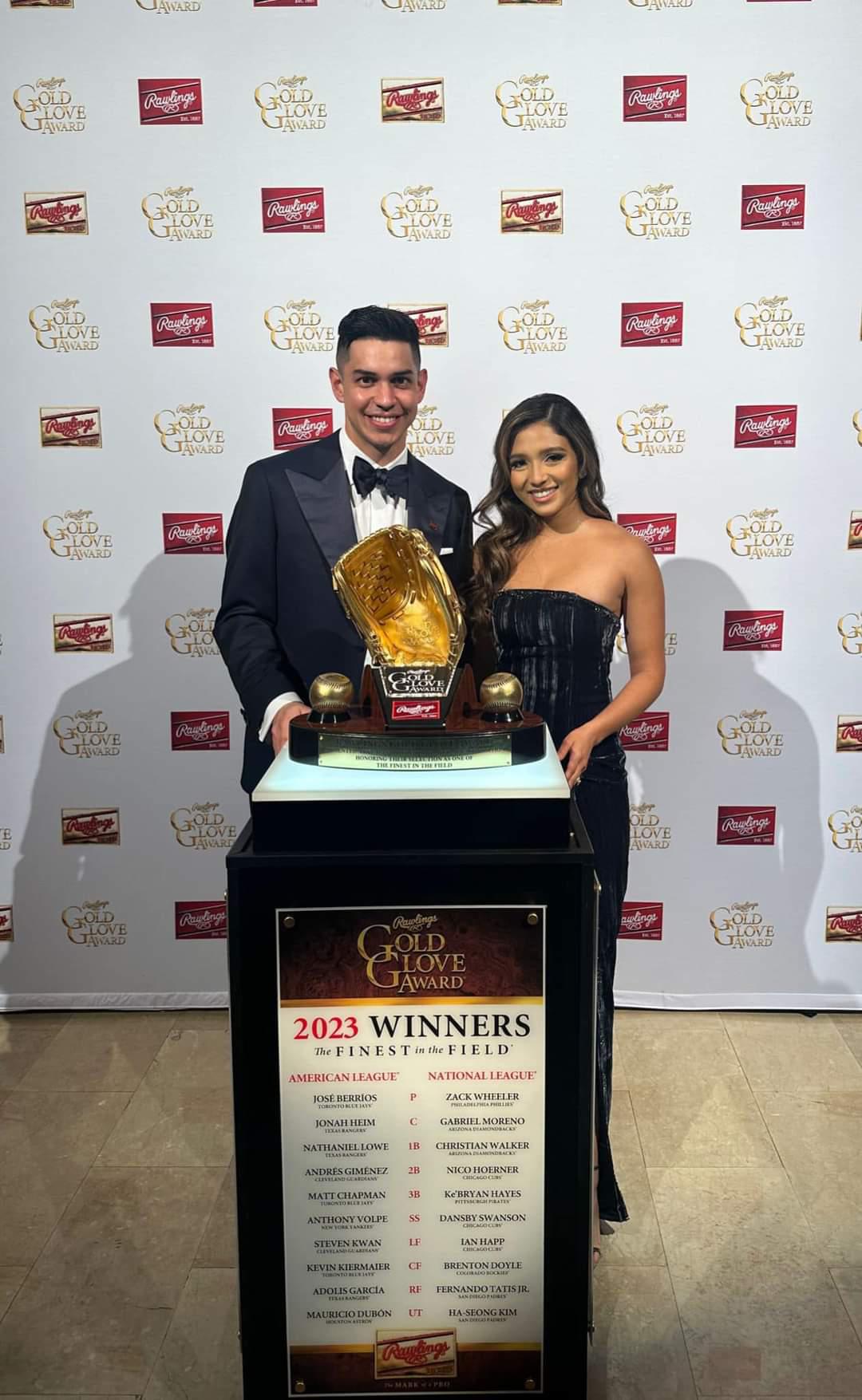 Mauricio Dubón y una foto para la historia. Acá junto a su Guante de Oro.
