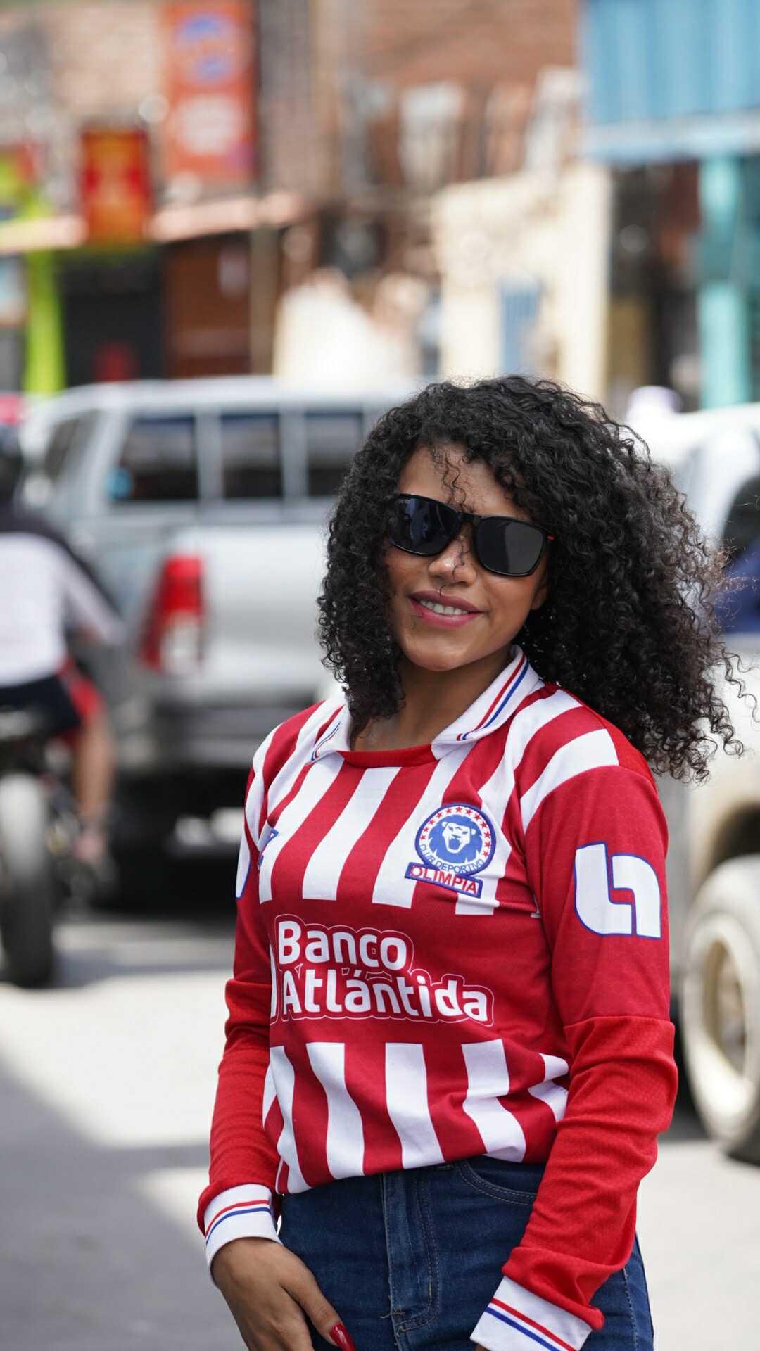 ¿Quién es la aficionada de la Máquina que se roba las miradas? Bellezas adornan la final entre Olimpia y Real España