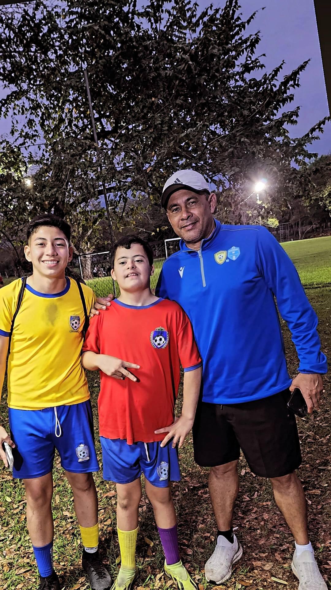 Fue uno de los héroes de Honduras en la Copa América 2001, se convirtió en árbitro y así es su vida