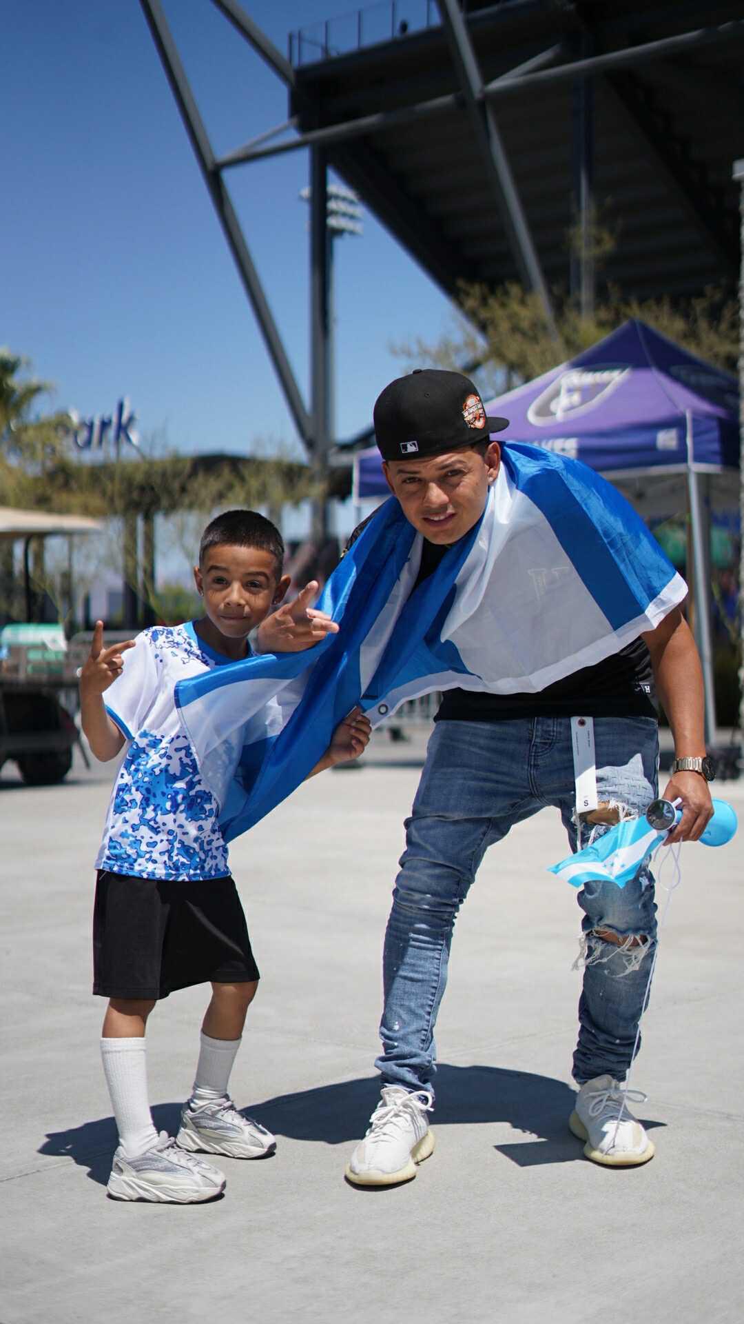 Bellas catrachas, el curioso detector y el bimundialista presente: Así se vive la previa del Honduras vs Curazao desde California