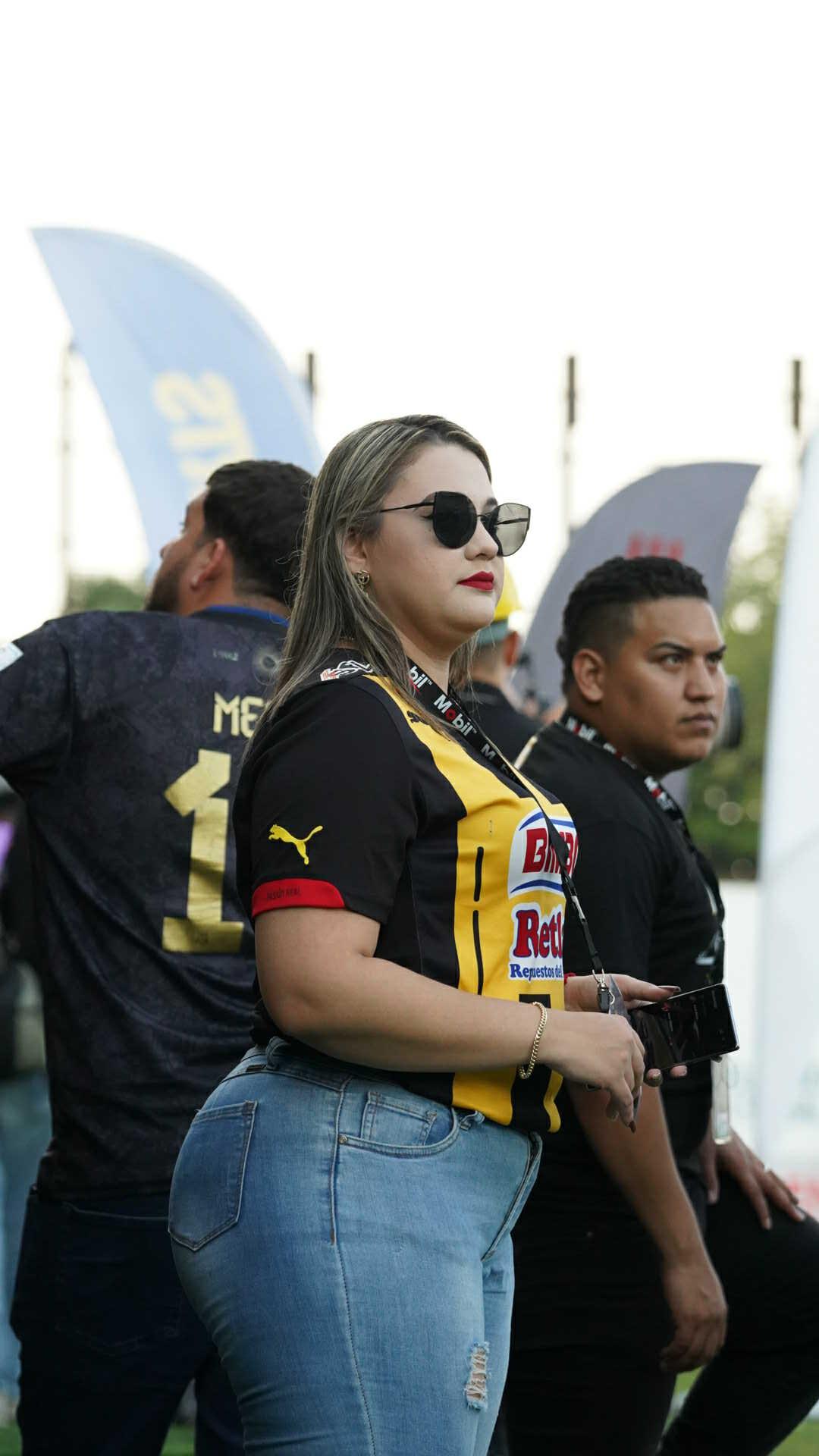 ¿Por qué tan solitas? Las bellas motagüenses que enamoraron, la periodista en cancha y la chelita bella en gradas