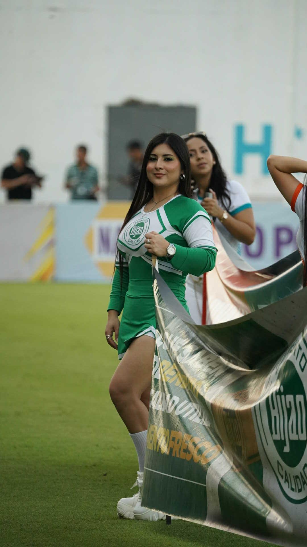 ¿Por qué tan solitas? Las bellas motagüenses que enamoraron, la periodista en cancha y la chelita bella en gradas