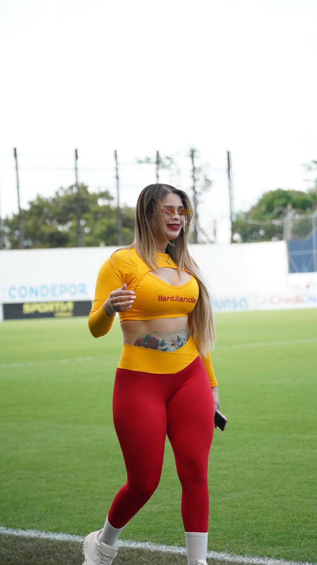 Bellas, pero creídas... ¡toda la hermosura en el Morazán, la pantalla y Keosseián 'casi besa' de la emoción a jugador del Olimpia!
