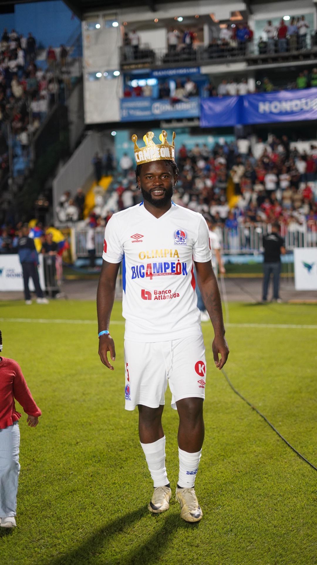 La Cybertruck de la 40, jugador casi se traga un confeti, los chalecos y locura de Espinel: las fotos más curiosas del título del Olimpia